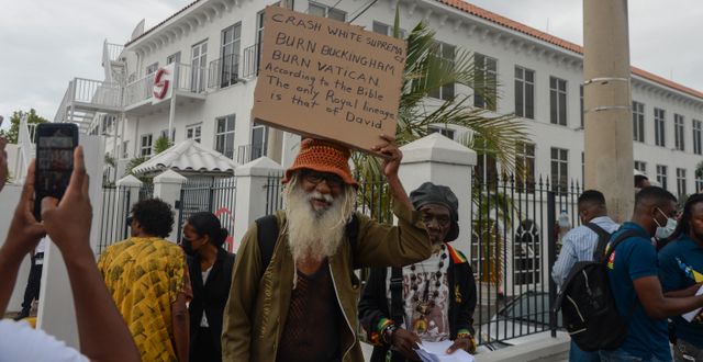 Demonstrant i Kingston på Jamaica. Collin Reid / AP