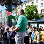 Miljöpartiets Daniel Helldén vid talet under lördagens demonstration för Gaza i Stockholm. 