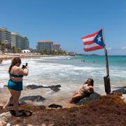 Två kvinnor på stranden i Puerto Rico på söndagen. 