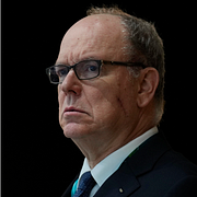 Till vänster: Bild från byggnaden som utsattes för sprängattentatet. Till höger: Monacos prins Albert II.
