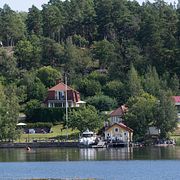 Hus i strandnära läge ute på Värmdö i Stockholms skärgård.