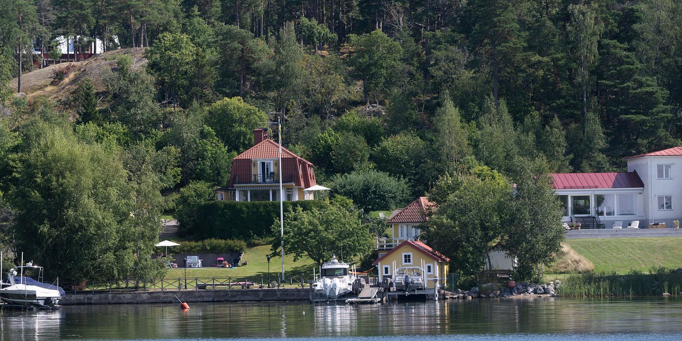 Hus i strandnära läge ute på Värmdö i Stockholms skärgård.