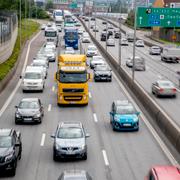 Trafik på E6 genom Göteborg dagen före midsommarafton. 