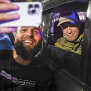 En boende i Rostov-na-Donu tar en selfie med Jevgenij Prigozjin innan Wagnerledarens avresa. AP