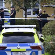 Polis, kriminaltekniker och specialsökhund på plats på Annerovägen på Dalhem i Helsingborg på måndagen efter en skottlossning. 