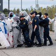 Palestinaaktivister blockerar på måndagsmorgonen ingångarna till Volvo på Jägersro i Malmö.