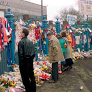 Bild från 1989, då människor samlades utanför Hillsborough för att hedra offren. 