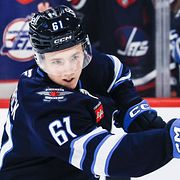 Sammanbiten Viggo Björck i sin första NHL-match någonsin.
