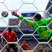 Egyptens målvakt Mostafa Shoubir räddar en boll under matchen mot Belgien.