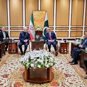 Pakistans premiärminister Minister Shehbaz tsillsammans med den iranska delegationen.