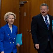 EU-chefen Ursula von der Leyen och handelskommissionären Maros Sefcovic. Arkivbild.