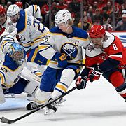 Rasmus Dahlin i duell med Washingtons Aleksandr Ovetjkin.