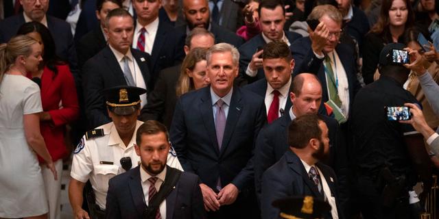 Rep. Kevin McCarthy lämnar kammaren.  Mark Schiefelbein / AP