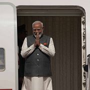 Indiens Premiärminister i dörren till sitt flygplan på Ben Gurion-flygplatsen i Israel.