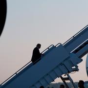 Trump när han tidigare under fredagen bordade flygplanet som tog honom till Alaska
