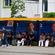 Valaffischer vid en busshållplats i Pristina.