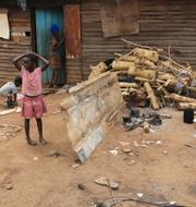 En familj som använder solapaneler i Zimbabwe. Tsvangirayi Mukwazhi / TT NYHETSBYRÅN