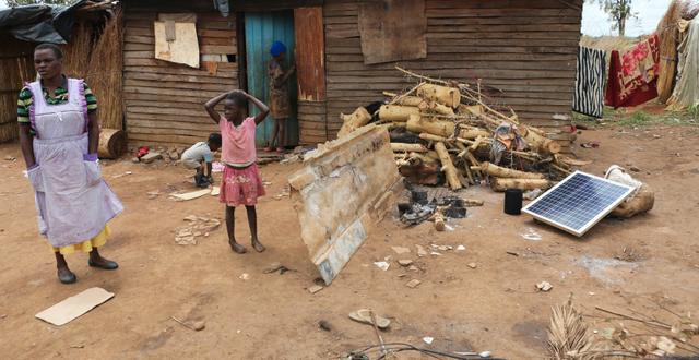 En familj som använder solapaneler i Zimbabwe. Tsvangirayi Mukwazhi / TT NYHETSBYRÅN