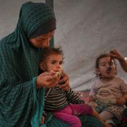 En kvinna och hennes barn i centrala Gaza. 