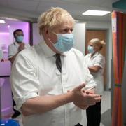 Boris Johnson under besök på sjukhus i Leeds i går. 