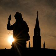 En man filmar med sin mobil i Moskva. Illustrationsbild.