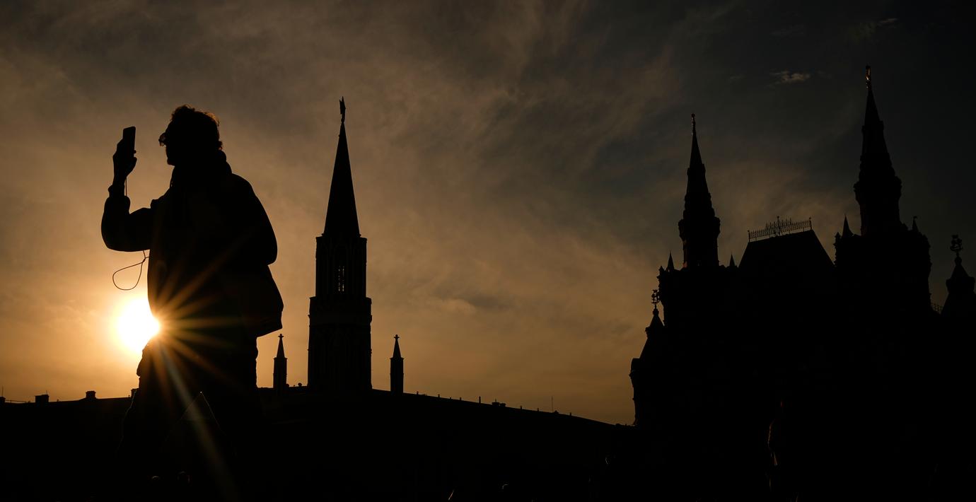 En man filmar med sin mobil i Moskva. Illustrationsbild.