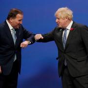 Brittiske premiärministern Boris Johnson hälsar på Sveriges statsminister Stefan Löfven. 