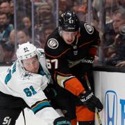 Anaheims Rickard Rakell uppvaktas av San Jose Sharks Justin Braun.