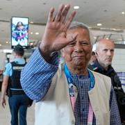 Muhammad Yunus innan han reser till Bangladesh från Frankrike på onsdagen. 