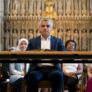 Sadiq Khan under ceremoni i Southwark Cathedral i London