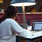 Flera av tonåringarna som fått beslut om utvisning studerar. Illustrationsbild.