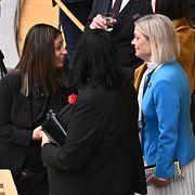 Vänsterpartiledaren Nooshi Dadgostar och Socialdemokraternas partiledare Magdalena Andersson vid riksmötets öppnande i riksdagens kammare.