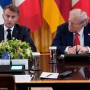 Frankrikes president Emmanuel Macron satt bredvid Donald Trump och mitt emot Volodymyr Zelenskyj i förhandlingarna i Vita huset. 