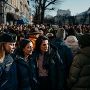 Folk har slutit upp på Stortorget i Örebro.