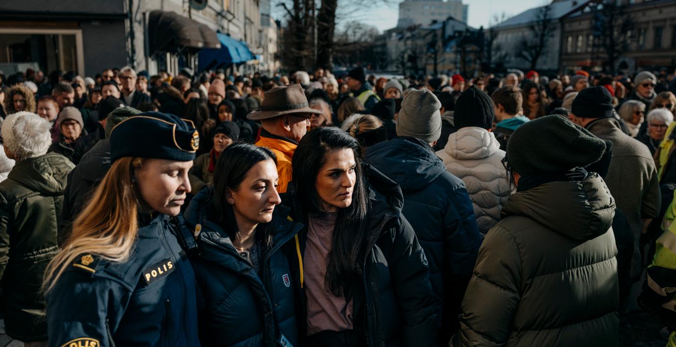 Folk har slutit upp på Stortorget i Örebro.