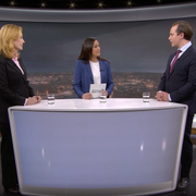 Elisabeth Thand Ringqvist (C), Katia Elliot och Tobias Andersson (SD) i SVT:s Aktuellt. 