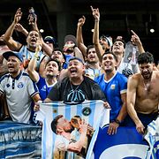 Argentiska fans firar segern mot England i semifinalen.