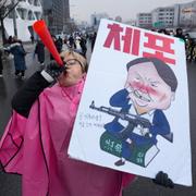 En demonstrant i Seoul på måndagen som kräver att Yoon grips.