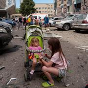 Polina, 10 år, tar hand om sin lillasyster Marina, 3 år, nära barnsjukhuset Okhmatdyt som träffades av ryska robotar den 8 juli 2024 i Kyiv, Ukraina.