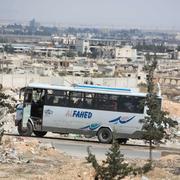 En buss med Jaish al-Islam-rebeller och deras familjemedlemmar evakueras från Douma under lördagen. 