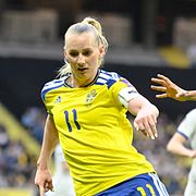 Sveriges Stina Blackstenius mot Serbiens Nevena Damjanovic.