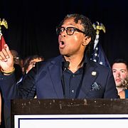 Wesley Bell talar under nattens valvaka i St Louis.