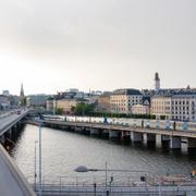 Tunnelbana på Söderströmsbron till höger i bild.