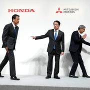 Hondas vd Toshihiro Mibe till höger