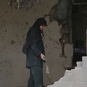 Teheranbor röjer upp i sin förstörda lägenhet den 15 mars 2026.