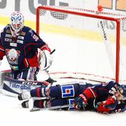 Linköpings Eddie Larsson täcker skott mot Växjö.