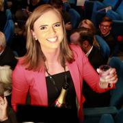 Sara Skyttedal skålar i champagne efter omröstningen