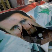 En trasig banderoll med Bashar al-Assads ansikte på. 