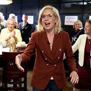 Ashley Hinson under ett kampanjmöte tidigare i oktober.