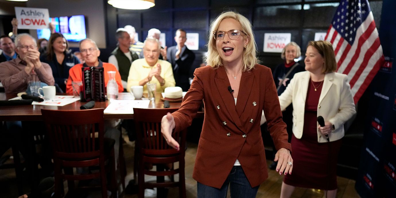 Ashley Hinson under ett kampanjmöte tidigare i oktober.